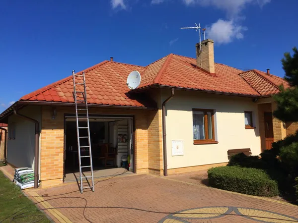 Malowanie dachówki ceramicznej PRZED firma RTM